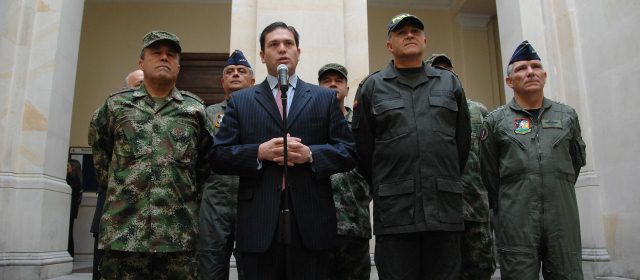 Esto están haciendo para mejorar la seguridad | El mando millar después de presentar la reforma a la justicia militar. De izquierda a derecha los generales Navas, Pinilla, Mantilla, el Ministro Juan Carlos Pinzón y el general Naranjo . FOTO COLPRENSA