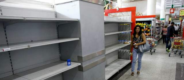 Venezuela experimenta su debacle económica | La escena diaria en los mercados del país, acá se supone estaría el papel higiénico. FOTO REUTERS