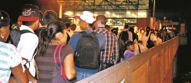 Integrados cubren cierre de 5 estaciones del metro | A las 9:00 p.m. de anoche se ordenó el cierre de la operación. El sur vio un adelanto de las congestiones de hoy. FOTO JUAN A. SÁNCHEZ