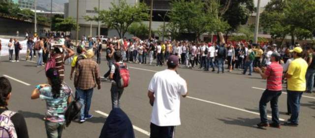 Marcha de estudiantes del Sena finalizó de forma pacífica | Los directivos y alumnos del Sena también acompañarán la marcha de las 2:00 p.m. Foto: Esteban Vanegas