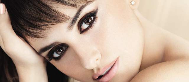 Ahora, se llevan los flequillos largos y elegantes hasta cubrir las cejas o traviesos y cortos, todo dependerá de las facciones, del corte de pelo y de la personalidad. Existe un flequillo para cada rostro. En la imagen Penélope Cruz para la firma Lancome | Foto Efe | Ahora, se llevan los flequillos largos y elegantes hasta cubrir las cejas o traviesos y cortos, todo dependerá de las facciones, del corte de pelo y de la personalidad. En la imagen Penélope Cruz para la firma Lancome.