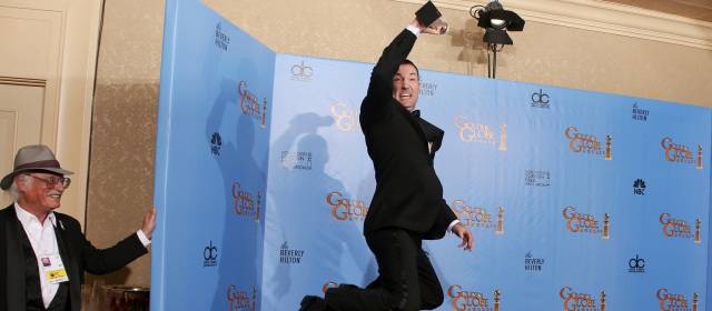 Lista de los ganadores de los Globos de Oro | El director Mark Andrews, ganador a la Mejor Película de Animación con "Brave", celebró detrás del escenario con su premio. Foto: Reuters