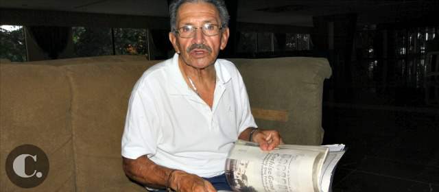 En Cuba, un colombiano nadará y correrá 178 kilómetros por la paz | Carlos guarda recortes de sus competencias. FOTO JAVIER MACÍAS