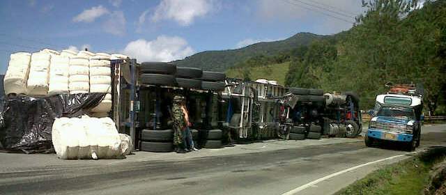 Se volcó tractomula en Yarumal | Una tractomula cargada con 30 toneladas de algodón se volcó cuando se desplazaba a Ibagué. Foto Nelson Matta.
