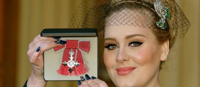 Adele recibe la Orden del Imperio Británico en el Palacio de Buckingham | FOTO REUTERS