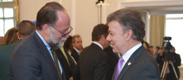 La competitividad es tarea de todos: Santos | El presidente Santos saluda a Ricardo Hausmann, director del Centro de Desarrollo Internacional de la Universidad de Harvard, en la reunión de la Comisión Nacional de Competitividad. FOTO CORTESÍA SIG