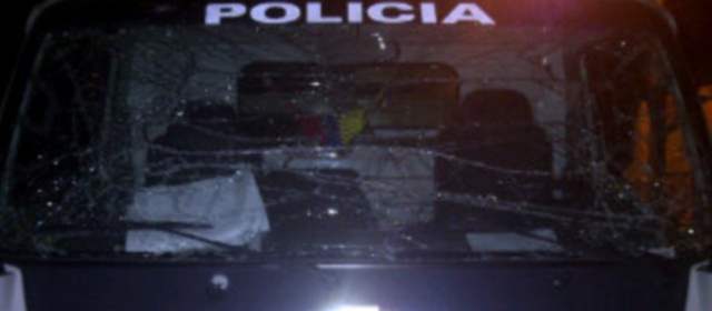 Atentado con explosivos contra un camión de policía en Tuluá dejó cinco heridos | El parabrisas del camión de la Policía recibió la mayoría del impacto.