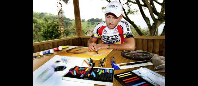 Weimar le da pista y vida a la pintura | Este es el estudio de Weimar Roldán Ortiz cuando deja de lado el ciclismo y se concentra en la pintura. FOTO JUAN ANTONIO SÁNCHEZ