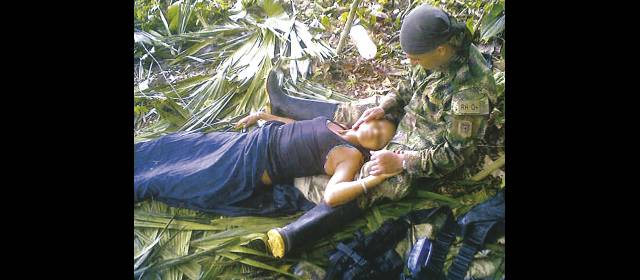 Por DIH, Ejército salva vidas en medio del fuego y la manigua | A pesar de los esfuerzos del enfermero del Ejército, esta integrante de las Farc murió en su evacuación hacia el hospital. FOTO CORTESÍA EJÉRCITO NACIONAL