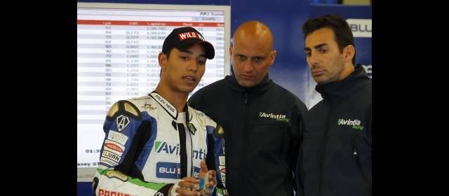 Yonny sale en el puesto 16 del Gran Premio de Qatar de motoGP | Yonny y su jefe Raúl Romero. FOTO CORTESÍA