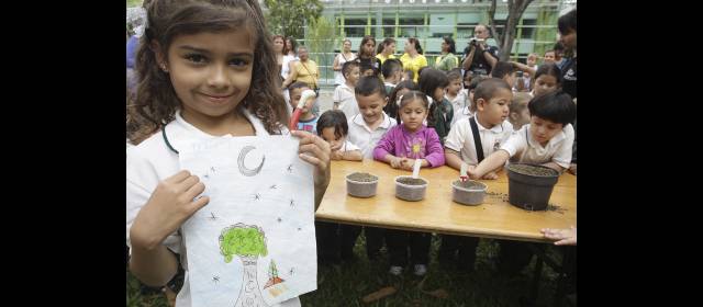 Del espacio al Jardín Botánico | La gestión del viaje a la Nasa, en Estados Unidos, aún está en proceso. Por ahora, los niños de Paraíso de Color y sus profesores sembraron las semillas en el Jardín Botánico. FOTO RÓBINSON SÁENZ