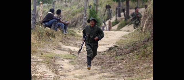 Farc podrían tener fuerza antiaérea | Guerrilleros de las Farc corren en medio de combates con hombres con el Ejército. FOTO REUTERS