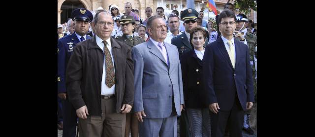 Entrerríos les rindió un homenaje a El COLOMBIANO y al Cipa | En primer plano, Azael Carvajal Martínez, presidente del Cipa; Óscar Alberto Pérez Betancur, alcalde de Entrerríos; Ana Mercedes Gómez Martínez, exdirectora de EL COLOMBIANO y Francisco Alberto Jaramillo Giraldo, asesor de este diario. FOTO RÓBINSON SÁENZ VARGAS