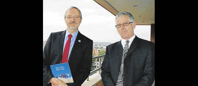 Referendo revelará autonomía de isleños en Malvinas | Recientemente, Dick Sawle (izq.) y Barry Elsby (der.) hablaron de referendo en universidades y con políticos de Bogotá FOTO CORTESÍA