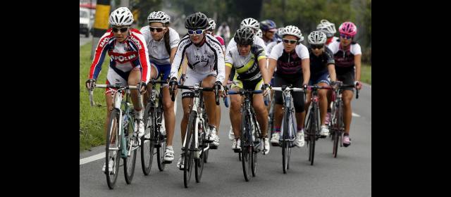 Los ruteros se gozan el Clásico, a la vez que hacen nuevos amigos | Las damas mayores que preservan el legado ciclístico del Clásico El Colombiano y de Antioquia. FOTO MANUEL SALDARRIAGA