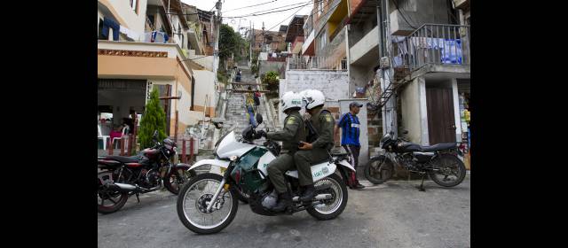 Con ‘Garra’ son 10 los raperos de la comuna 13 asesinados en tres años | ‘Garra’ recibió los balazos cuando empezó a subir estas escaleras. FOTO ESTEBAN VANEGAS.