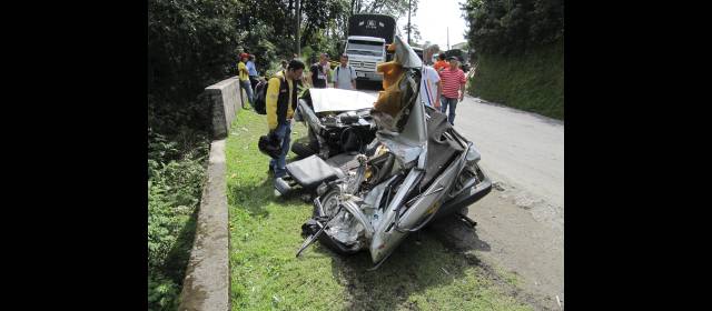 Medellín supera promedio de mortalidad vial | Un muerto y cuatro heridos dejó el más reciente accidente ocurrido en el sector del alto de Minas. FOTO GUILLERMO BENAVIDES