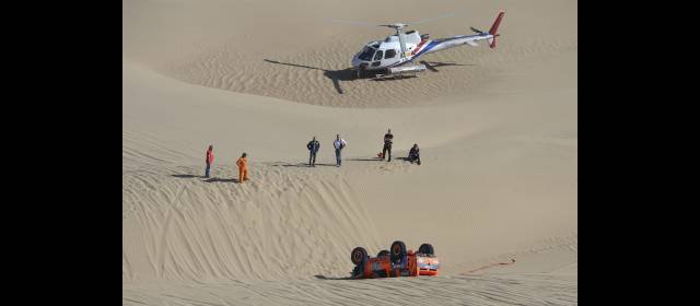 Los 6 nacionales llegaron a Chile | Afortunadamente el equipo de rescate acude pronto a los incidentes. Aquí atienden la Hummer de Robby Gordon. FOTO REUTERS