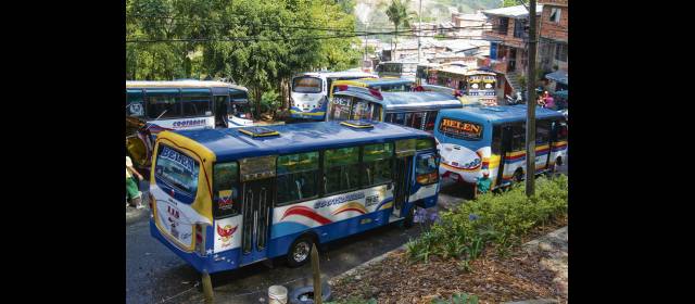 Buseros de Belén protestan contra transporte informal | En la terminal de Altavista normalmente hay uno o dos buses. Así lucía ayer. FOTO ESTEBAN VANEGAS L.