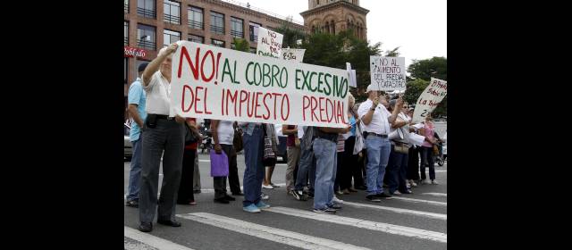 Comité Intergremial y Alcaldía crean comisión técnica para revisar el predial | La comunidad persiste en el rechazo a los excesos que ocurrieron con la actualización y lo pregonó en la calle. FOTO MANUELA PALACIO