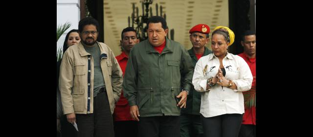 Paz de Colombia es un interés de Venezuela | Hugo Chávez (der.) tuvo injerencia en hechos relacionados con las Farc, como liberación de secuestrados y el actual proceso de paz. En la imagen con alias "Iván Márquez". FOTO ARCHIVO