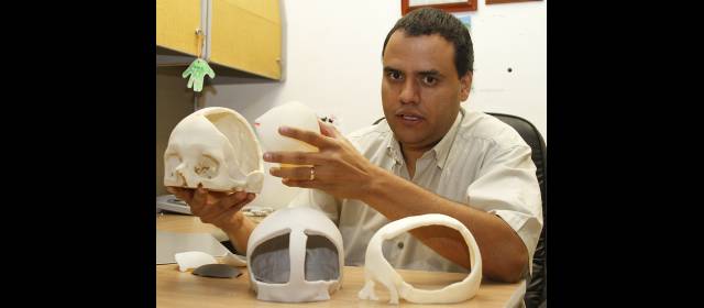 Implantes que salvan vidas | Desde su oficina el profesor Santiago Correa diseña por perdido los implantes que también están orientados a los niños. FOTO: ROBINSON SÁENZ