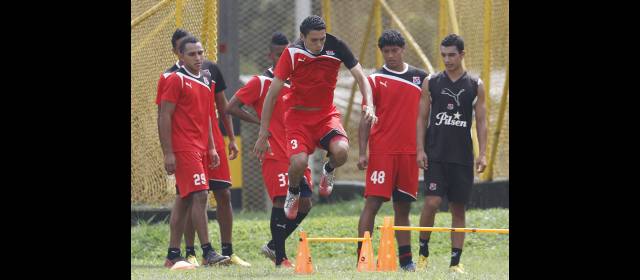Una opción matemática le da motivación al Medellín | El salto de Daniel Bocanegra es el mismo que tiene que dar todo el equipo rojo para mantener la recuperación. Viene el clásico aplazado de la Copa Postobón. FOTO ROBINSON SÁENZ