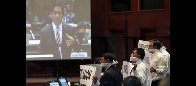 Asamblea Nacional aprobó mordaza a prensa en Ecuador | Los 26 asambleístas que votaron en contra de la Ley llevaron pancartas para pedir libertad de prensa en Ecuador. FOTO AP