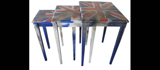 Mesas auxiliares aportan diseño | Mesa trío de Intrazzo. Su diseño basado en la bandera británica se acomoda en espacios que rompen la rutina.