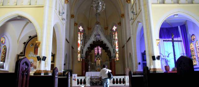 Visita a la iglesia de Barrio Triste | La misa de 6 de la tarde tuvo que ser suprimida porque a lo sumo asistían 5 feligreses. Por tratarse de una zona comercial, sus fieles en su mayoría son empleados. FOTOS MANUEL SALDARRIAGA