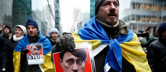 Intervención en Ucrania ya le pasa factura a Rusia | Manifestantes ucranianos en Nueva York, en pleno Times Square, mostraron ayer a Putin como el actual Hitler. FOTO AFP