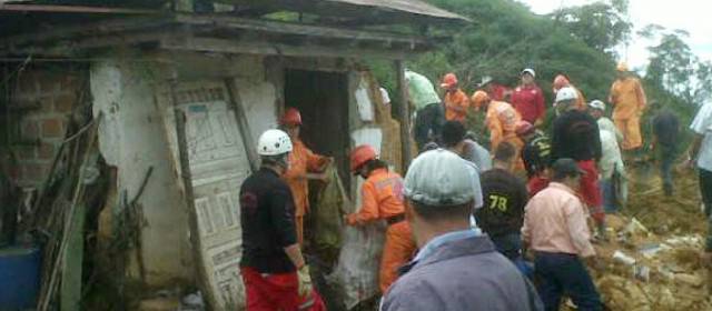 Socorristas evalúan zona del deslizamiento en Granada para seguir búsqueda de tres desaparecidos | Cortesía @MiOriente | El deslizamiento se registró al finalizar la tarde del jueves.