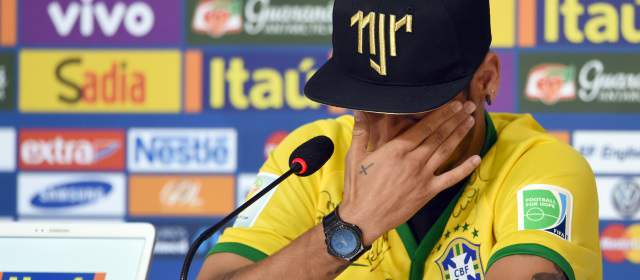 "No le tengo rencor ni odio": Neymar | Neymar reapareció ayer, y entre llanto habló de su lesión. También de la goleada con Alemania, del respaldo al técnico Scolari y al equipo para el juego ante Holanda. FOTO AP