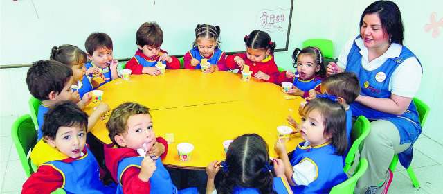 Cuando los niños comen en el jardín infantil se hace más fácil que reciban alimentos nuevos, pues ellos imitan a sus compañeritos. FOTO archivo.