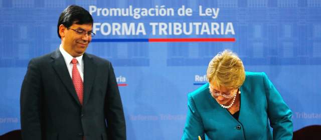 "Reforma tributaria en Chile irá de la mano con recuperación económica" | La presidenta de Chile, Michelle Bachelet, promulgó ayer la ley que le da vida a la reforma tributaria, en compañía de su ministro de Hacienda, Alberto Arenas. FOTO REUTERS