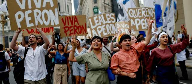 Argentina no supera a Perón | Peronistas marcharon para respaldar a Cristina Fernández en la periferia sur de Buenos Aires. FOTO AP