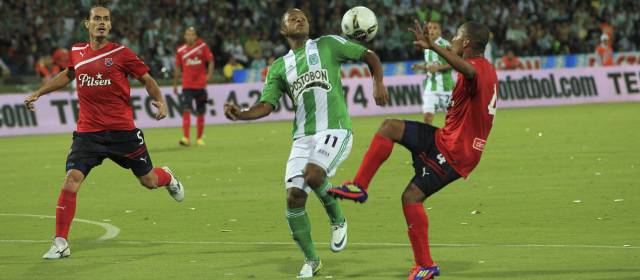 El clásico paisa 269 se pintó de rojo | La noche de Luis Fernando Mosquera no fue la mejor. Los volantes rojos fueron impecables en la marca con el jugador. FOTO EL COLOMBIANO