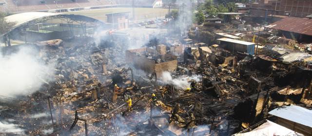 Millonarias pérdidas dejó voraz incendio en empresa de madera en Envigado | Las llamas, por la madera, se expandieron rápidamente en la fábrica. En el lugar había mucha materia prima. Foto Esteban Vanegas
