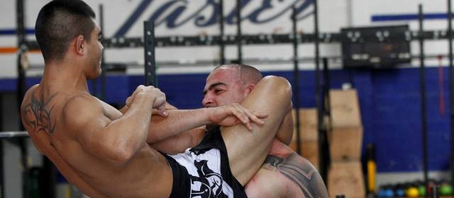 El "vale todo" lucha por salir del anonimato | Las llaves y los agarres son fundamentales para someter al rival antes de que culminen los 15 minutos divididos en rounds de tres minutos, con 60 segundos de descanso. FOTO DONALDO ZULUAGA