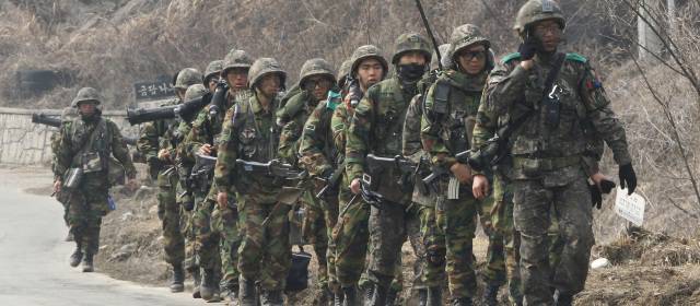 Las tropas de Corea del Sur no dejan de movilizarse en zona de frontera. Foto AP
