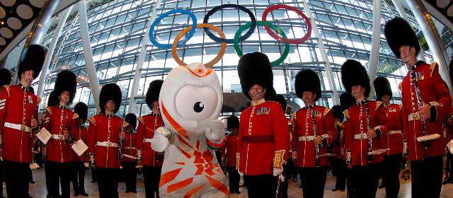 Heathrow da la bienvenida a Londres 2012 con unos aros olímpicos gigantes | FOTO AP