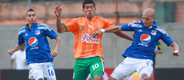 El haraquiri de Millos eliminó a Envigado | Yulián Mejía y Juan Esteban Ortiz libraron un duelo en la mitad, en un partido que fue fatal para ambos. FOTO PABLO ANDRÉS MONTOYA.