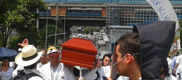 Multitudinaria marcha en Medellín contra la reforma a la salud | Foto: Juan Antonio Sánchez