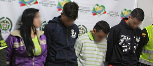 Los capturados fueron tres hombres de 19, 26 y 28 años de edad y una mujer de 27 años, todos naturales de Medellín. FOTO CORTESÍA POLICÍA NACIONAL