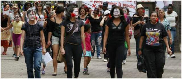 "Ni una muerte más, ni una mujer menos" | Convocadas por la Ruta Pacífica y Vamos Mujer, las mujeres rechazaron la violencia en su contra en Antioquia. FOTO CORTESÍA