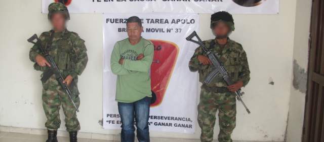 Alias "Alquímides" fue detenido en el norte del Cauca, cuando, según las autoridades, realizaba labores de inteligencia contra miembros de la Policía Nacional. FOTO CORTESÍA EJÉRCITO NACIONAL
