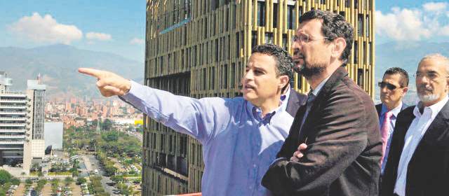 Medellín vuelve la mirada al río | El alcalde Aníbal Gaviria le enseña al arquitecto español Ginés Garrido aspectos del desarrollo urbano en Medellín. FOTO CORTESÍA
