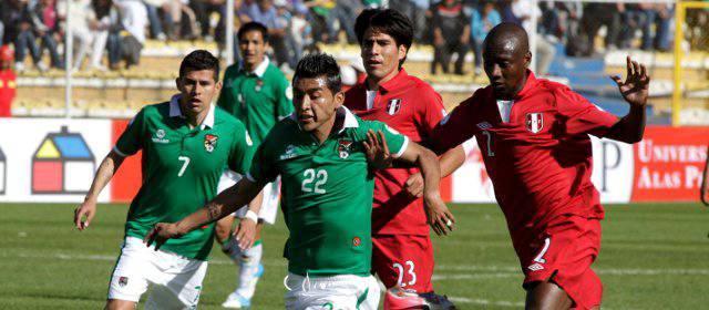 Bolivia y Perú se hacen daño con el empate en La Paz | FOTO REUTERS