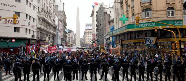 Uribe expuso en un escenario blindado | Un grupo de manifestantes se concentró cerca del teatro Gran Rex para protestar por la visita del expresidente Álvaro Uribe FOTO AP