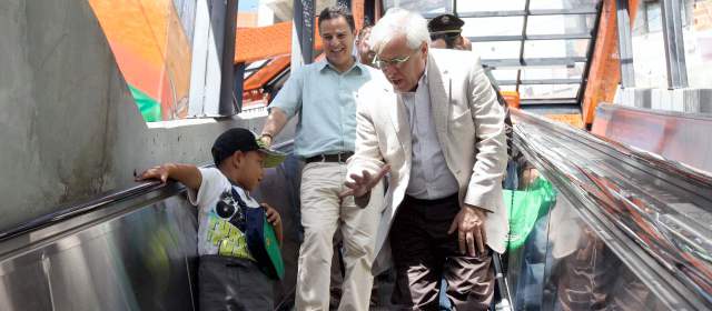 Caso Medellín se proyectará al sur | Feliz se vio Joan Clos, director de ONU-Hábitat, durante el recorrido que realizó con el alcalde Gaviria. FOTO MANUEL SALDARRIAGA